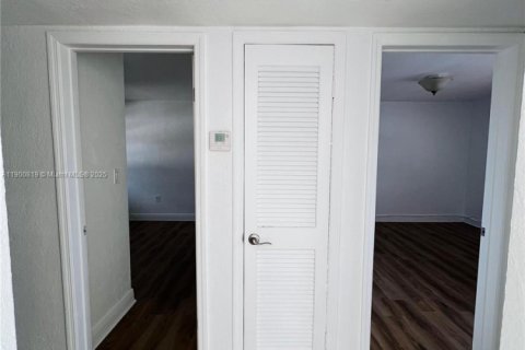 Condominio en alquiler en Miami, Florida, 2 dormitorios, 80.45 m2 № 1952093 - foto 12