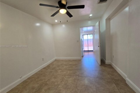 Villa ou maison à louer à Miami, Floride: 1 chambre № 2248456 - photo 13