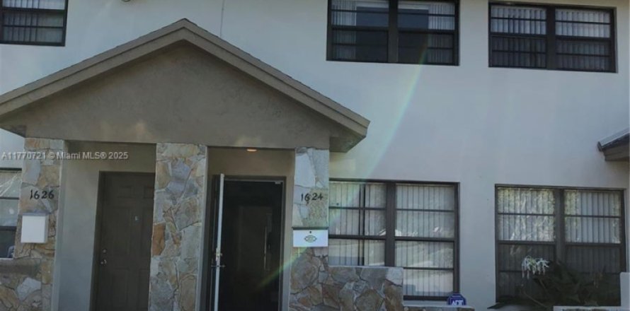 Townhouse in Miami, Florida 2 bedrooms, 125.23 sq.m. № 1895644
