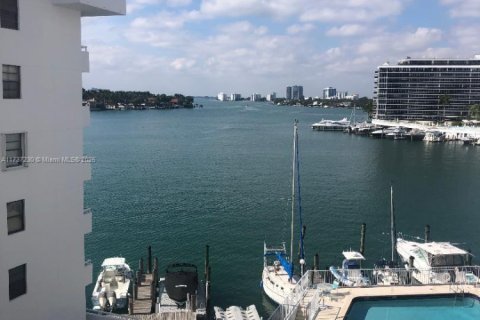 Condo in Miami Beach, Florida, 1 bedroom  № 1486064 - photo 2
