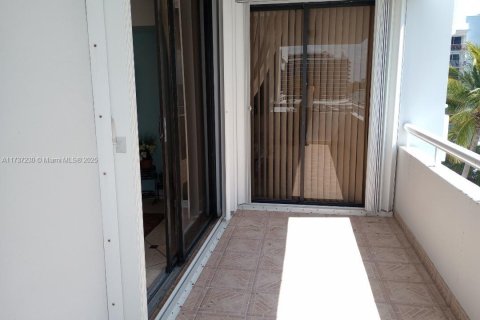Condo in Miami Beach, Florida, 1 bedroom  № 1486064 - photo 17