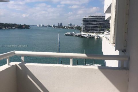 Condo in Miami Beach, Florida, 1 bedroom  № 1486064 - photo 1