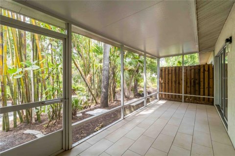Condo in Sarasota, Florida, 2 bedrooms  № 2379777 - photo 16