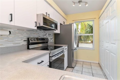 Condo in Sarasota, Florida, 2 bedrooms  № 2379777 - photo 7