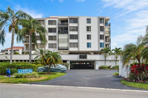 Condo in Saint Petersburg, Florida, 1 bedroom  № 1197974 - photo 1