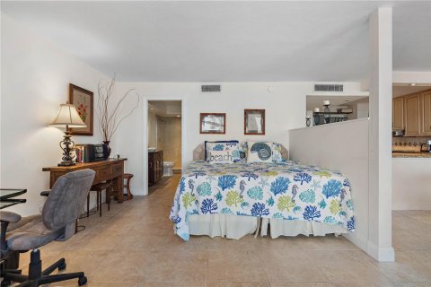 Condo in Saint Petersburg, Florida, 1 bedroom  № 1197974 - photo 13