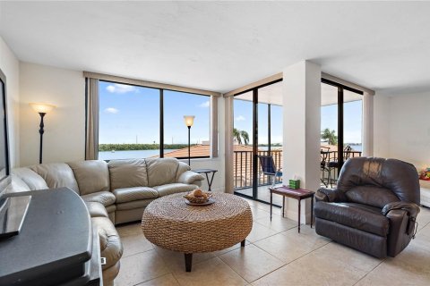 Condo in Saint Petersburg, Florida, 1 bedroom  № 1197974 - photo 9