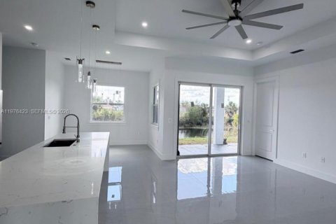 House in Cape Coral, Florida 3 bedrooms, 157.47 sq.m. № 2041479 - photo 29