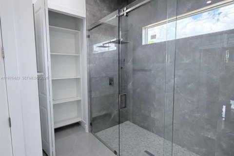 House in Cape Coral, Florida 3 bedrooms, 157.47 sq.m. № 2041479 - photo 25