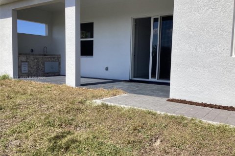 House in Cape Coral, Florida 3 bedrooms, 157.47 sq.m. № 2041479 - photo 13