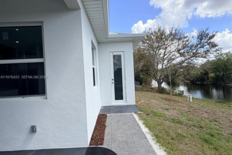 House in Cape Coral, Florida 3 bedrooms, 157.47 sq.m. № 2041479 - photo 27