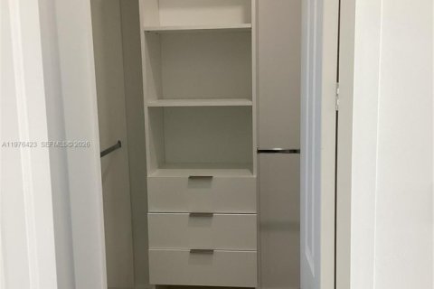 House in Cape Coral, Florida 3 bedrooms, 157.47 sq.m. № 2041479 - photo 17