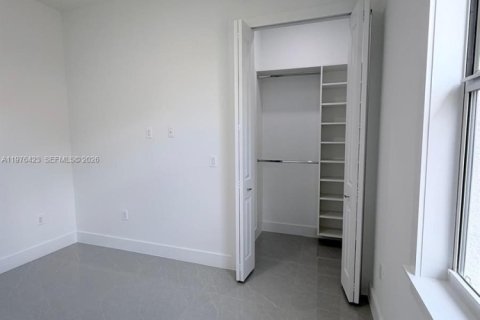 House in Cape Coral, Florida 3 bedrooms, 157.47 sq.m. № 2041479 - photo 23