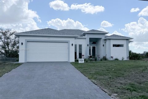 House in Cape Coral, Florida 3 bedrooms, 157.47 sq.m. № 2041479 - photo 30