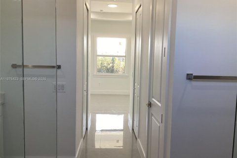 House in Cape Coral, Florida 3 bedrooms, 157.47 sq.m. № 2041479 - photo 18