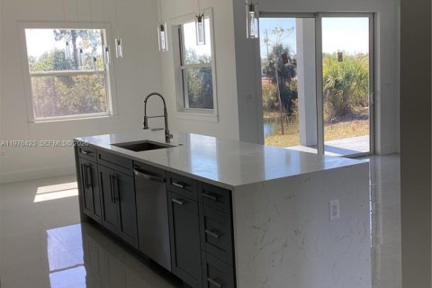 House in Cape Coral, Florida 3 bedrooms, 157.47 sq.m. № 2041479 - photo 5