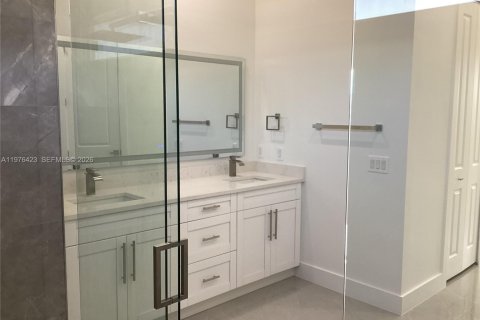 House in Cape Coral, Florida 3 bedrooms, 157.47 sq.m. № 2041479 - photo 4