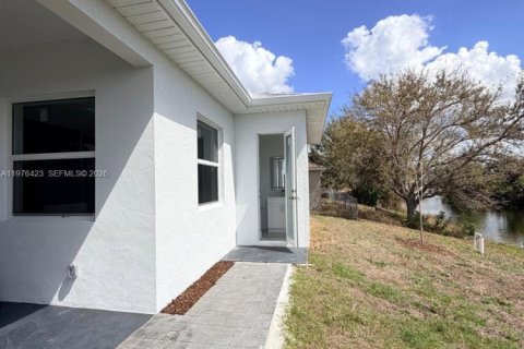 House in Cape Coral, Florida 3 bedrooms, 157.47 sq.m. № 2041479 - photo 20