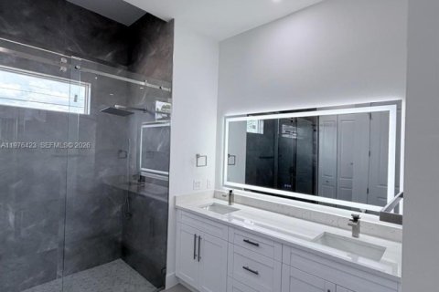 House in Cape Coral, Florida 3 bedrooms, 157.47 sq.m. № 2041479 - photo 26