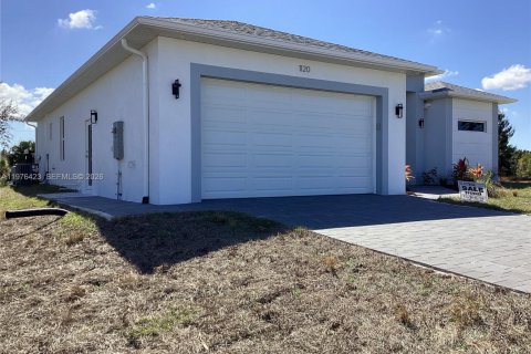 House in Cape Coral, Florida 3 bedrooms, 157.47 sq.m. № 2041479 - photo 3