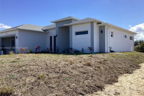 House in Cape Coral, Florida 3 bedrooms, 157.47 sq.m. № 2041479 - photo 16