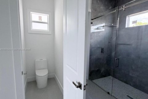 House in Cape Coral, Florida 3 bedrooms, 157.47 sq.m. № 2041479 - photo 24