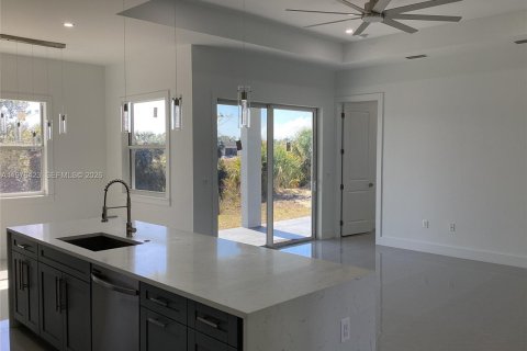 House in Cape Coral, Florida 3 bedrooms, 157.47 sq.m. № 2041479 - photo 14