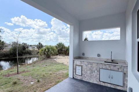 House in Cape Coral, Florida 3 bedrooms, 157.47 sq.m. № 2041479 - photo 28