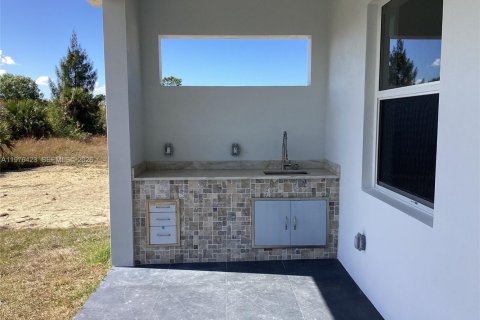 House in Cape Coral, Florida 3 bedrooms, 157.47 sq.m. № 2041479 - photo 12