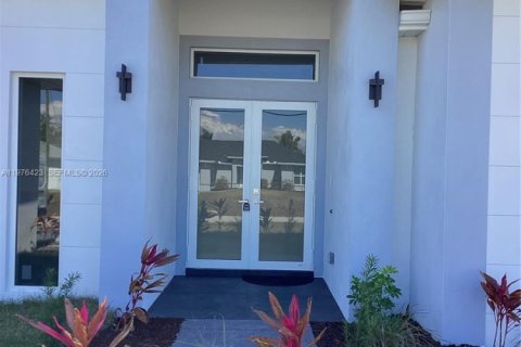 House in Cape Coral, Florida 3 bedrooms, 157.47 sq.m. № 2041479 - photo 10