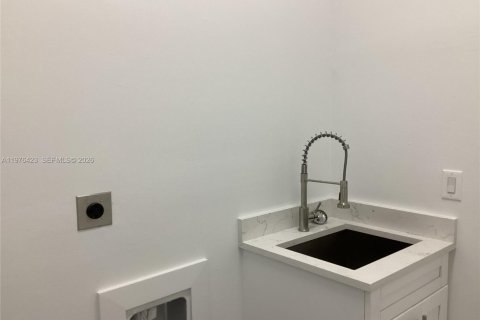 House in Cape Coral, Florida 3 bedrooms, 157.47 sq.m. № 2041479 - photo 6