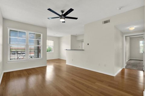 Condo in Tampa, Florida, 2 bedrooms  № 2379377 - photo 11