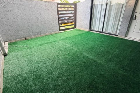 Touwnhouse à louer à Hialeah Gardens, Floride: 2 chambres, 101.73 m2 № 2168381 - photo 5