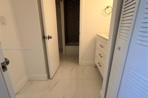 Touwnhouse à louer à Hialeah Gardens, Floride: 2 chambres, 101.73 m2 № 2168381 - photo 30
