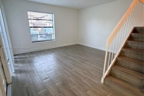 Touwnhouse à louer à Hialeah Gardens, Floride: 2 chambres, 101.73 m2 № 2168381 - photo 8