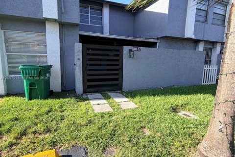 Touwnhouse à Hialeah Gardens, Floride 2 chambres, 101.73 m2 № 2168381
