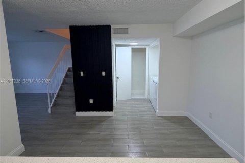 Touwnhouse à louer à Hialeah Gardens, Floride: 2 chambres, 101.73 m2 № 2168381 - photo 17
