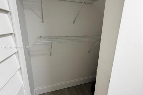 Touwnhouse à louer à Hialeah Gardens, Floride: 2 chambres, 101.73 m2 № 2168381 - photo 20