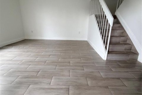 Touwnhouse à louer à Hialeah Gardens, Floride: 2 chambres, 101.73 m2 № 2168381 - photo 7
