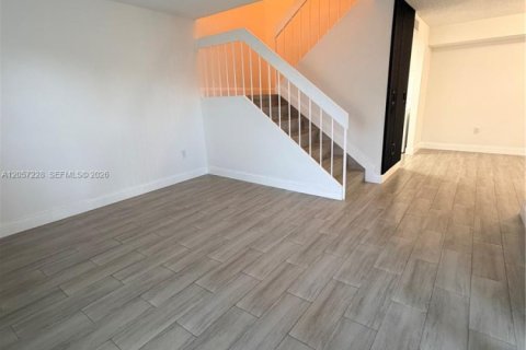 Touwnhouse à louer à Hialeah Gardens, Floride: 2 chambres, 101.73 m2 № 2168381 - photo 10
