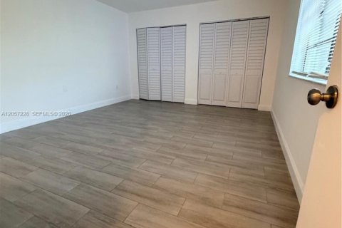 Touwnhouse à louer à Hialeah Gardens, Floride: 2 chambres, 101.73 m2 № 2168381 - photo 26