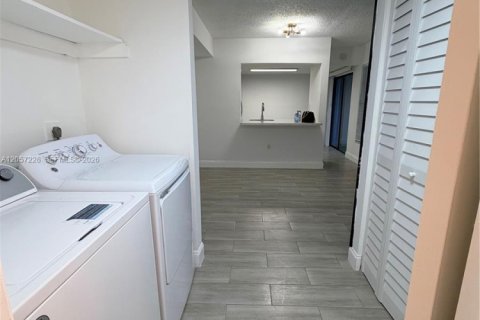 Touwnhouse à louer à Hialeah Gardens, Floride: 2 chambres, 101.73 m2 № 2168381 - photo 19