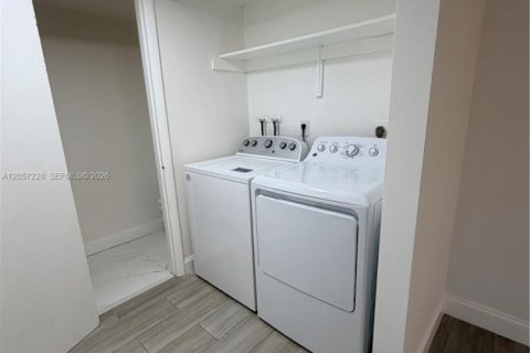 Touwnhouse à louer à Hialeah Gardens, Floride: 2 chambres, 101.73 m2 № 2168381 - photo 18