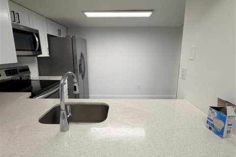 Touwnhouse à louer à Hialeah Gardens, Floride: 2 chambres, 101.73 m2 № 2168381 - photo 12