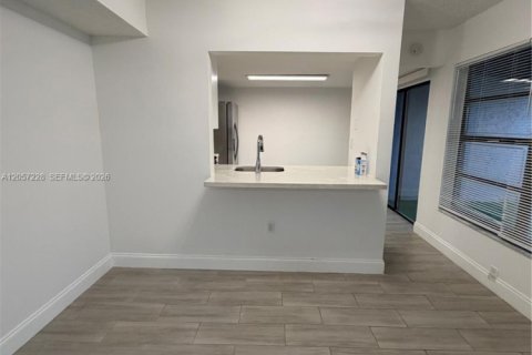 Touwnhouse à louer à Hialeah Gardens, Floride: 2 chambres, 101.73 m2 № 2168381 - photo 11