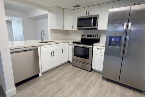 Touwnhouse à louer à Hialeah Gardens, Floride: 2 chambres, 101.73 m2 № 2168381 - photo 15