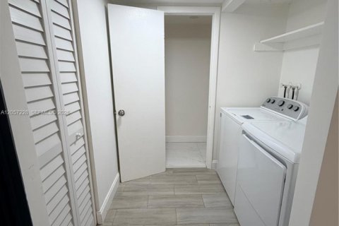 Touwnhouse à louer à Hialeah Gardens, Floride: 2 chambres, 101.73 m2 № 2168381 - photo 21