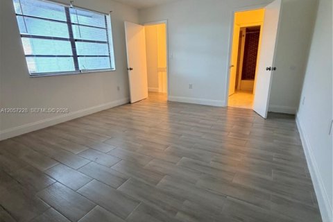 Touwnhouse à louer à Hialeah Gardens, Floride: 2 chambres, 101.73 m2 № 2168381 - photo 28