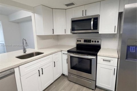 Touwnhouse à louer à Hialeah Gardens, Floride: 2 chambres, 101.73 m2 № 2168381 - photo 14