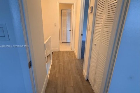 Touwnhouse à louer à Hialeah Gardens, Floride: 2 chambres, 101.73 m2 № 2168381 - photo 25